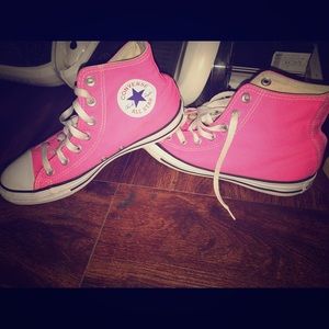 Pink converse , size 8 woman’s size 6 men’s , 20 $